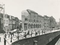 861555 Gezicht op de 'punt' van de Nieuwekade en de Oranjestraat (links) in Wijk C te Utrecht, met nieuwbouwwoningen, ...